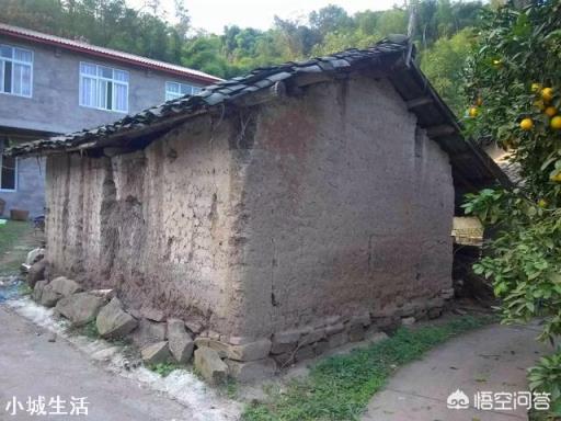 农村的宅基地户头是爷爷名下的，父亲和二叔是城市户口，三叔是农村户口，这该如何继承？