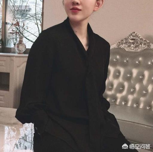女生穿黑衬衣好看吗?