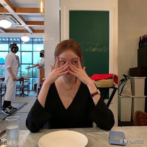 女生穿黑衬衣好看吗?