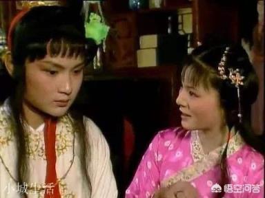 湘云替宝玉梳头时发现，宝玉头上的四颗珍珠少了一颗，写这一段到底有什么原因？