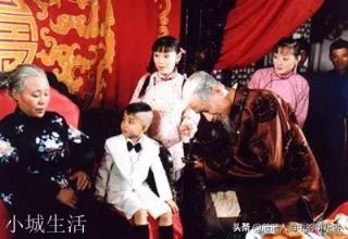 《大宅门》中黄春已经怀了白家的骨肉，为什么二奶奶还要把他们赶出白家？