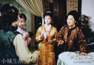 薛姨娘分宫花，贾家三姐妹首位黛玉放其后，为何如此安排？