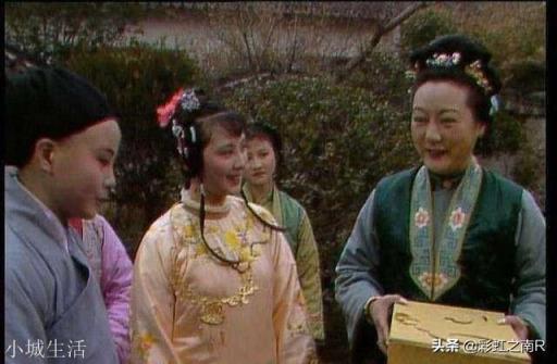 薛姨娘分宫花，贾家三姐妹首位黛玉放其后，为何如此安排？