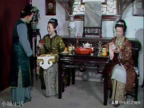薛姨娘分宫花，贾家三姐妹首位黛玉放其后，为何如此安排？