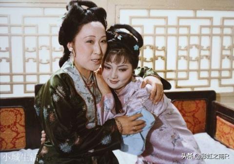 薛姨娘分宫花，贾家三姐妹首位黛玉放其后，为何如此安排？