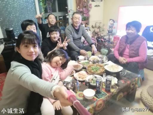 我是南方人，发现好多北方人在家里吃饭都是坐在沙发，菜摆茶几上，为什么呢？