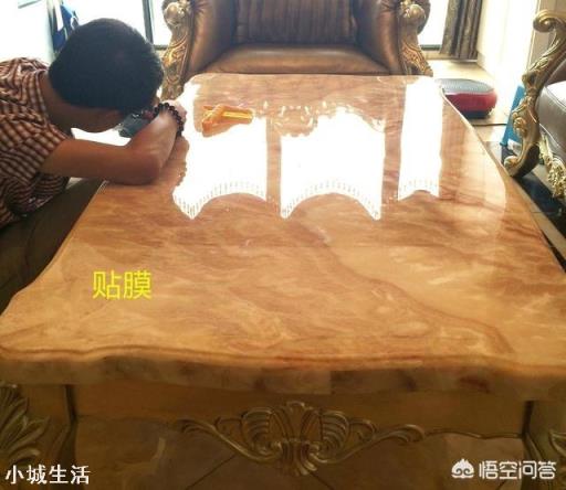 给家具是贴膜好还是配玻璃好？