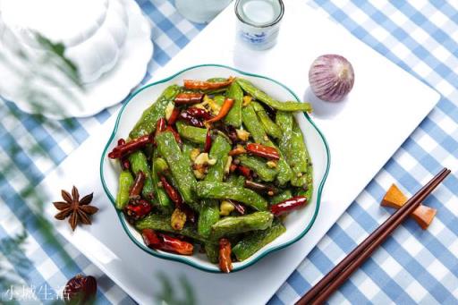干煸四季豆怎么做,四季豆用先焯水吗?