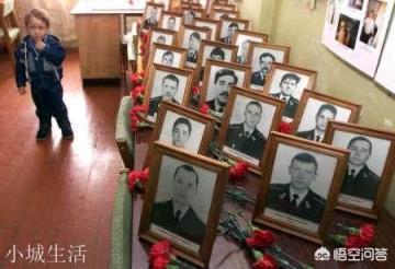 2000年俄罗斯的库尔斯克核潜艇，为什么沉入海底？可以介绍一下吗？
