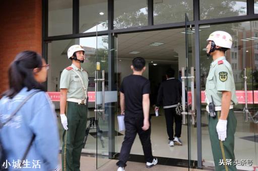 表弟是一名大学生士兵，想报考军队文职人员，有什么需要注意的？