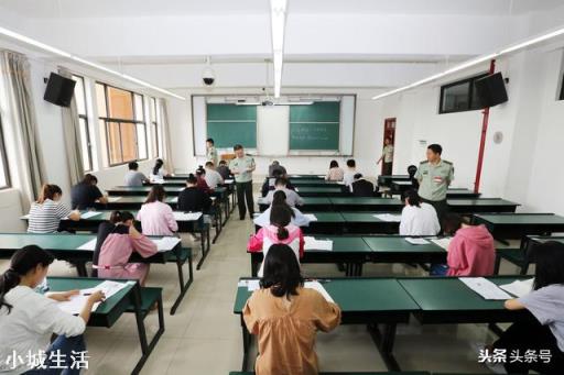 表弟是一名大学生士兵，想报考军队文职人员，有什么需要注意的？