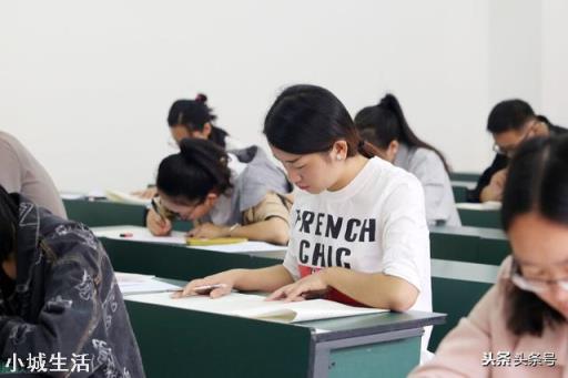 表弟是一名大学生士兵，想报考军队文职人员，有什么需要注意的？