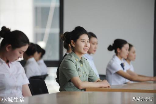 表弟是一名大学生士兵，想报考军队文职人员，有什么需要注意的？