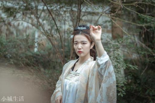 本是青灯不归客,却因浊酒留风尘。星光不问赶路人,岁月不负有心人”你怎么理解呢?