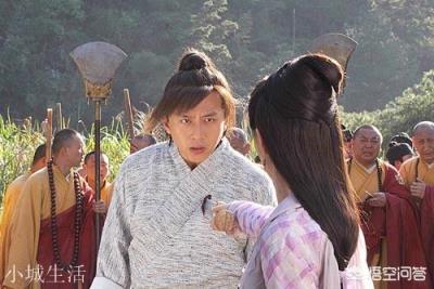 周芷若為什么在小島上不把趙敏殺了，只是傷害了她再把她丟進海里呢？