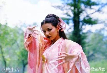 周芷若為什么在小島上不把趙敏殺了，只是傷害了她再把她丟進海里呢？