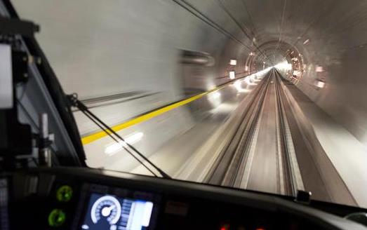 圣哥達(dá)基線隧道穿越阿爾卑斯山約17分鐘 世界上最長隧道通車