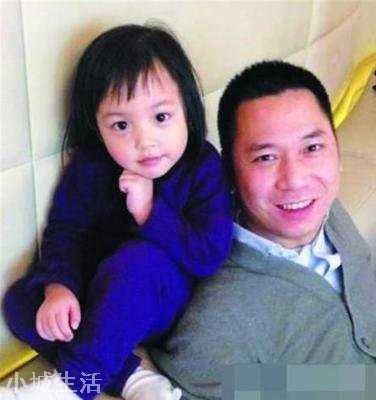 小四月不是黄有龙的(43岁赵薇带女儿现身机场，“小四月”长得越来越像黄有龙)