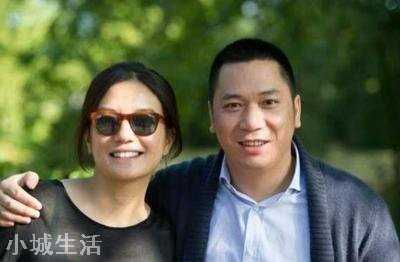 小四月不是黄有龙的(43岁赵薇带女儿现身机场，“小四月”长得越来越像黄有龙)