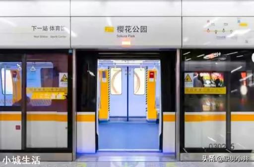 地铁停车时,为什么护栏的自动门和地铁的门总能对得这么准?