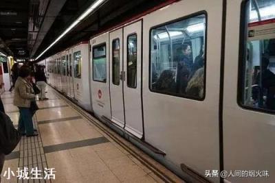地铁停车时,为什么护栏的自动门和地铁的门总能对得这么准?