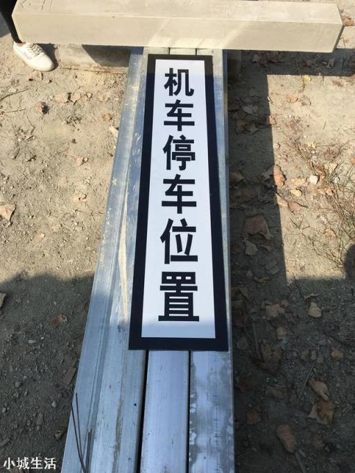 地铁停车时,为什么护栏的自动门和地铁的门总能对得这么准?