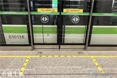地铁停车时,为什么护栏的自动门和地铁的门总能对得这么准?