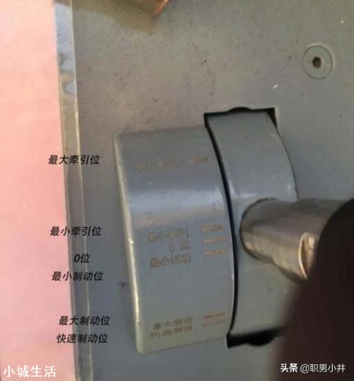 地铁停车时,为什么护栏的自动门和地铁的门总能对得这么准?