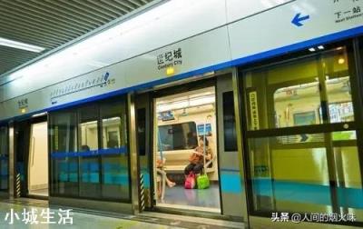 地铁停车时,为什么护栏的自动门和地铁的门总能对得这么准?
