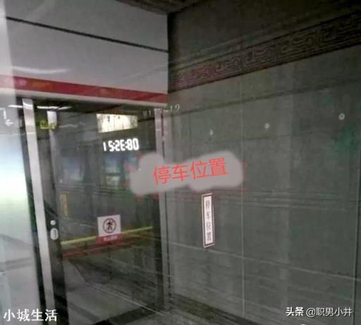 地铁停车时,为什么护栏的自动门和地铁的门总能对得这么准?