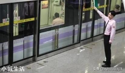 地铁停车时,为什么护栏的自动门和地铁的门总能对得这么准?