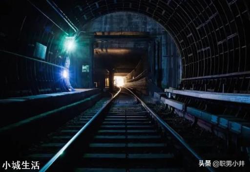 地铁停车时,为什么护栏的自动门和地铁的门总能对得这么准?