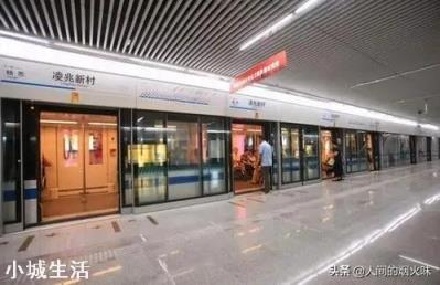 地铁停车时,为什么护栏的自动门和地铁的门总能对得这么准?