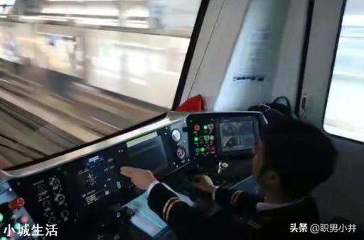 地铁停车时,为什么护栏的自动门和地铁的门总能对得这么准?