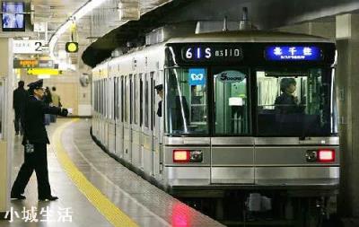 地铁停车时,为什么护栏的自动门和地铁的门总能对得这么准?