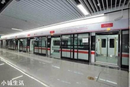 地铁停车时,为什么护栏的自动门和地铁的门总能对得这么准?