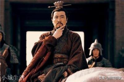 曹操南征，带着十万百姓撤离的刘备是真性情还是假仁义？