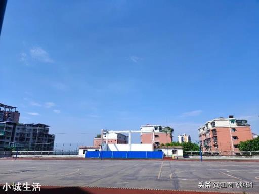 谈了一个月的男朋友，他爸爸昨天去世，我说我想去看看他，他让我想来就来吧，是什么意思？