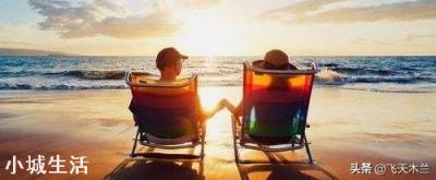 谈了一个月的男朋友，他爸爸昨天去世，我说我想去看看他，他让我想来就来吧，是什么意思？