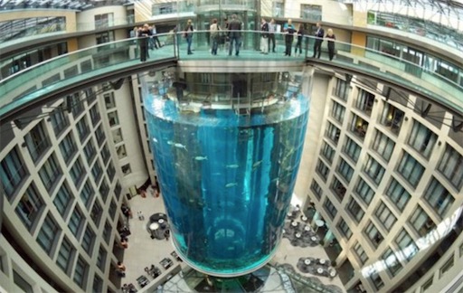柏林一饭店打造8层楼高的巨型水族箱 世界上最大的水族箱