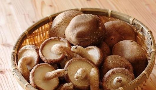 香菇有哪些营养价值？香菇掉水后隔夜可以吃吗？