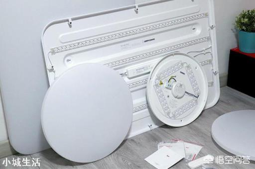 想买个智能LED吸顶灯，米家的YeeLight智能吸顶灯和智睿吸顶灯哪个好？