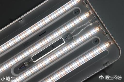 想买个智能LED吸顶灯，米家的YeeLight智能吸顶灯和智睿吸顶灯哪个好？