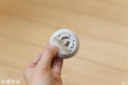 想买个智能LED吸顶灯，米家的YeeLight智能吸顶灯和智睿吸顶灯哪个好？