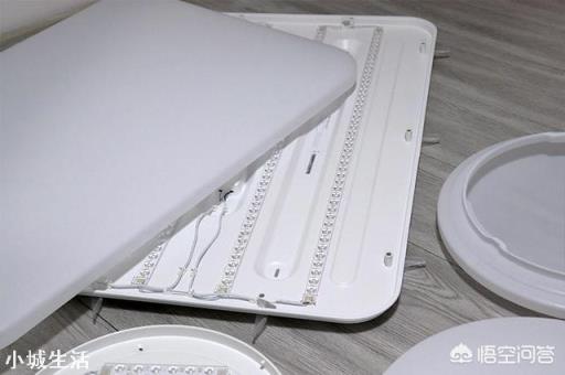 想买个智能LED吸顶灯，米家的YeeLight智能吸顶灯和智睿吸顶灯哪个好？