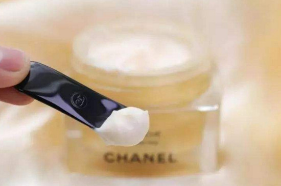 面霜早上涂还是晚上涂