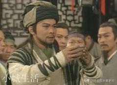 扫地僧曾评价降龙十八掌天下第一，为何洪七公却打不过王重阳？