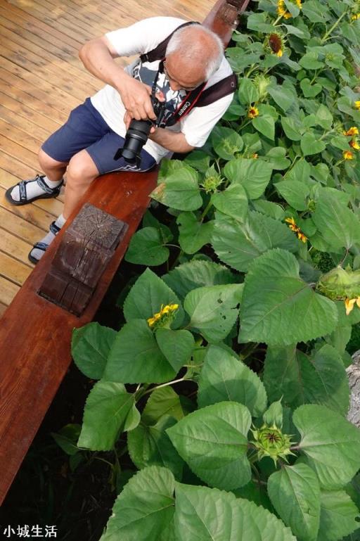 对于一个爱好外出旅游，喜欢在好看的风景区拍人像照片纪念的摄影小白来说，1w购买什么样的相机跟镜头好？