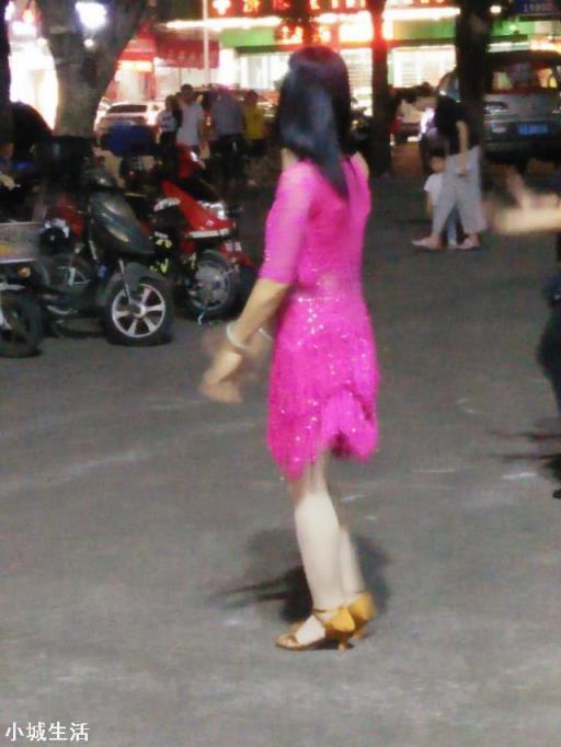 人像摄影怎么拍摄出腰细腿长的效果？