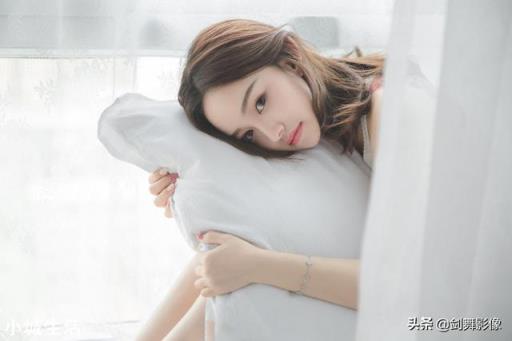 摄影师，模特穿着浅色的衣服怎么拍摄出暗调子的效果？